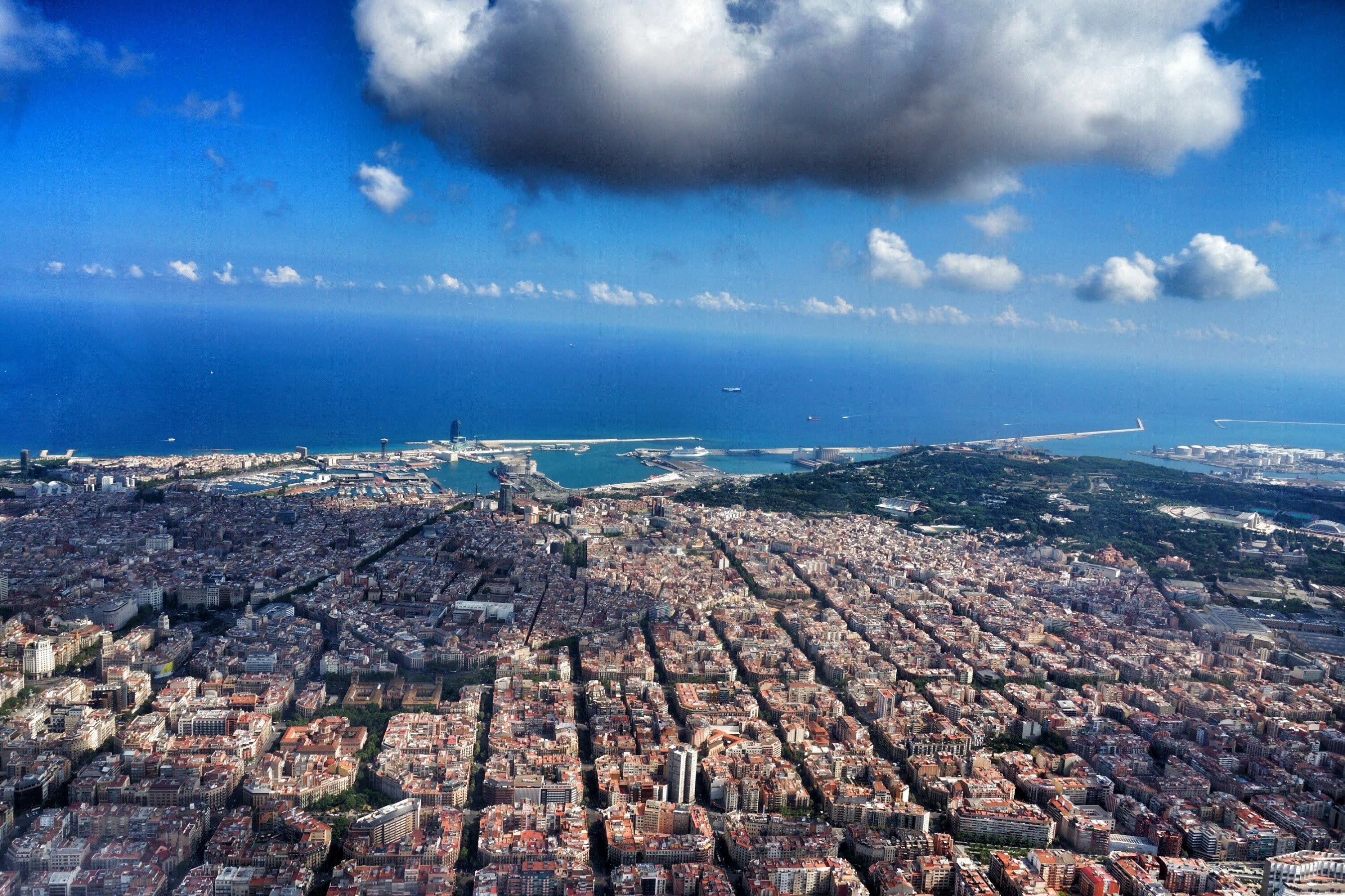 Ты с высоты красоты. Барселона (город в Испании). Барселона город с высоты птичьего полета. Испания Барселона с птичьего полета. Барселона город в Испании вид сверху.
